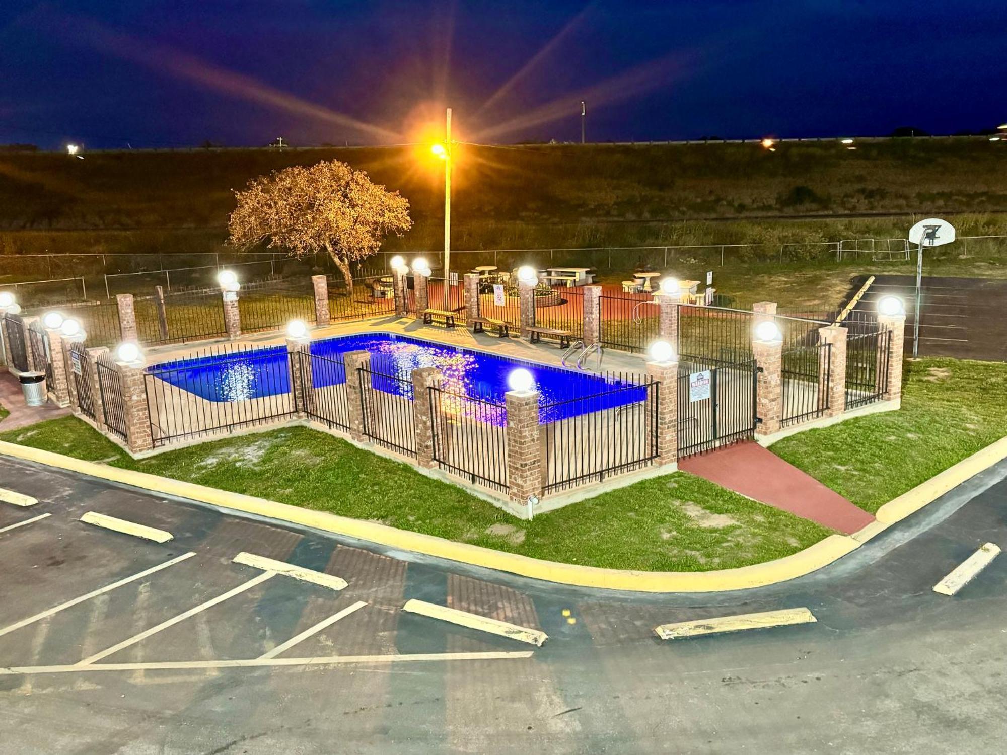 The Country Corner Inn Devine Esterno foto
